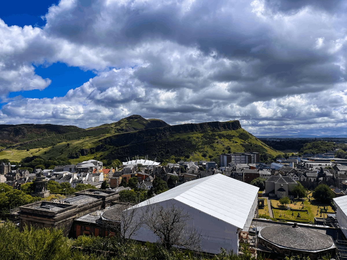 Arthur’s seat s lešením
